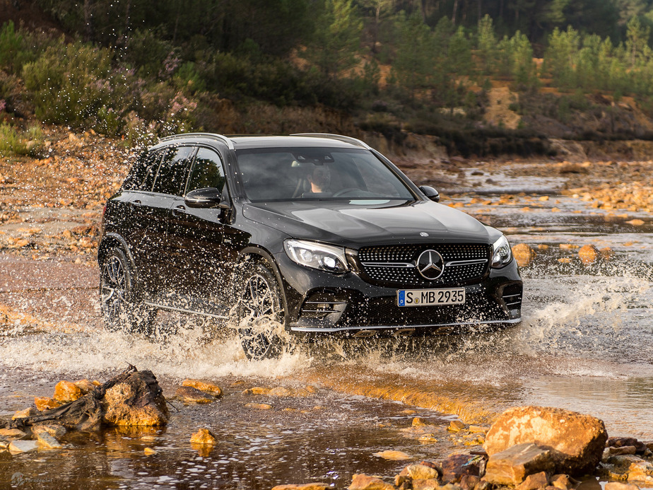 جی‌ال‌سی، شاسی‌بلندی است کوچک که هم‌خانواده سدان سی کلاس است