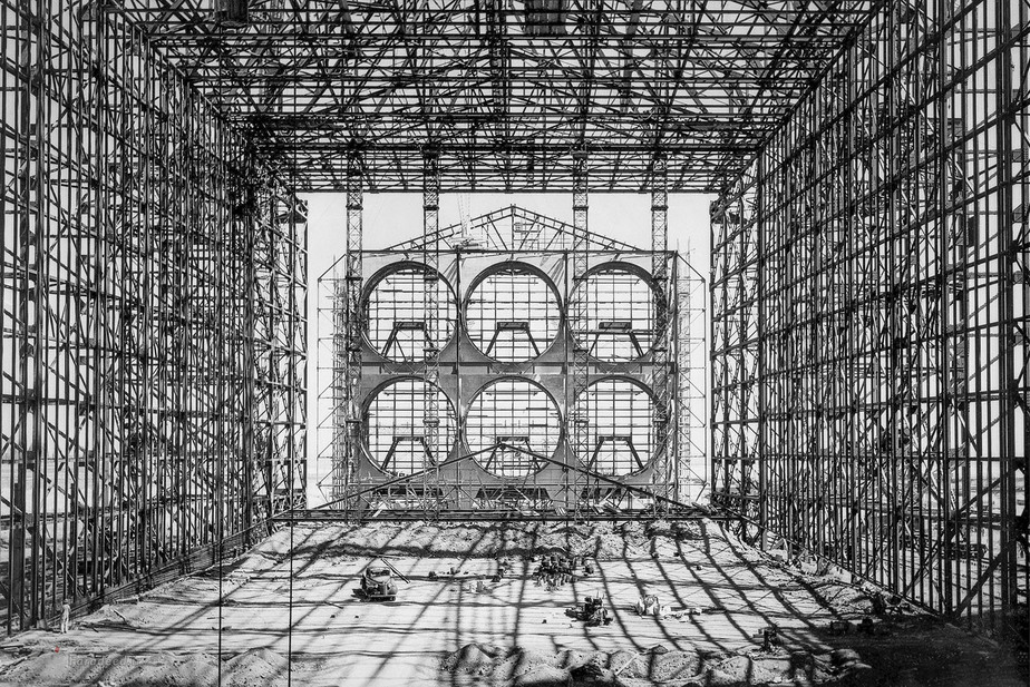 ساخت تونل هوایی در اندازه 40 در 80 فوت در سال 1943 در مرگز تحقیقات آمیس. ساخت آن در سال 1943 شروع شد و دو سال و نیم بعد به صورت کامل و تمام عیار شروع به کار کرد. 