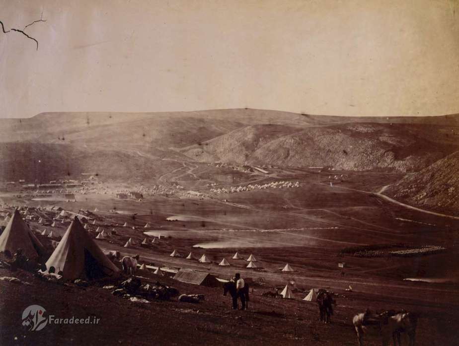 1855- جنگ کریمه تصویری از اردوگاه سواره‌نظام در دشت‌های بالاکلاوا که مردم، اسب‌ها و چادرها را در طول جنگ کریمه به تصویر کشیده است. این تصویر توسط 