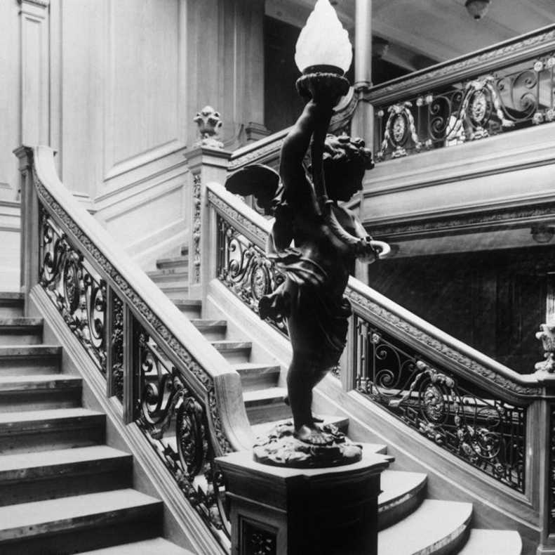 پلکان بزرگ کلاس درجه یک: یکی از نمادین‌ترین ویژگی های داخل کشتی تایتانیک، پلکان بزرگ و مجلل در بخش کلاس درجه یک بود. این پلکان دارای حکاکی های چوبی پیچیده، یک ساعت مجلل، نرده های فلزی بود و گنبدی شیشه ای بر فراز آن قرار داشت 