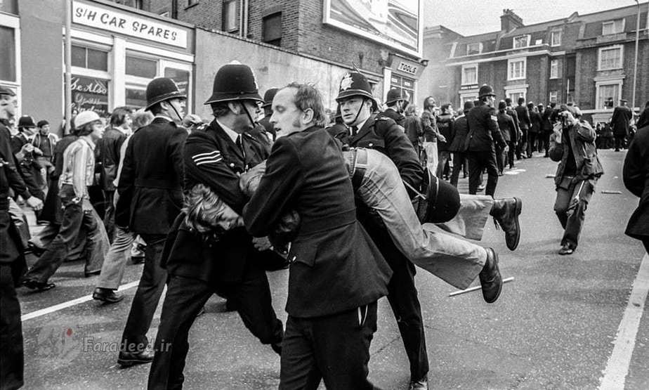 پلیس در حال دستگیری تظاهرکنندگان. در پایان روز، 214 نفر دستگیر شده و 111 نفر زخمی شدند که از این تعداد 55 نفر از آنها پلیس بودند.