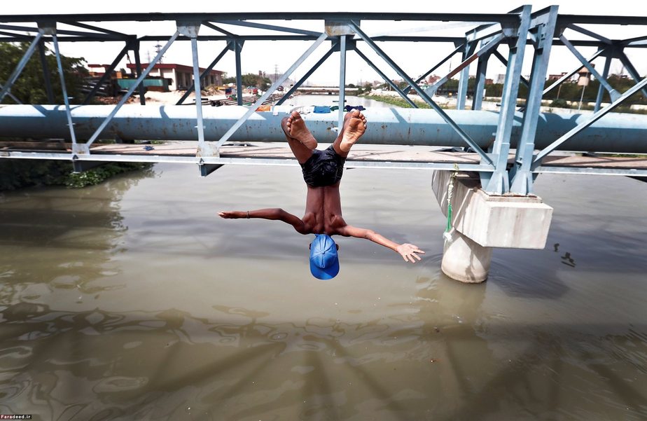 آب‌تنی در کانال آب؛ هند