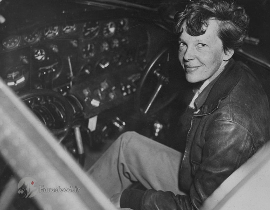 آملیا در کابین خلبان هواپیمای