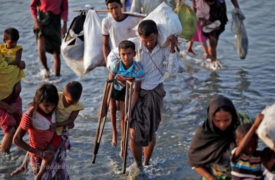پناهندگان در حال عبور از آب در مرز بنگلادش و میانمار در بندر تکنف