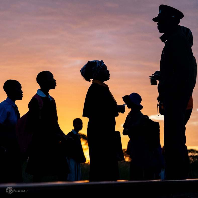 مسافران برای خرید بلیط صف بسته اند.