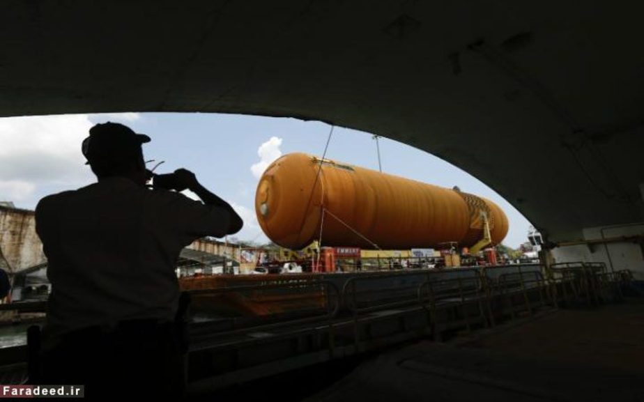 نگهبان امنیتی کانال پاناما در حال نظاره مخزن 