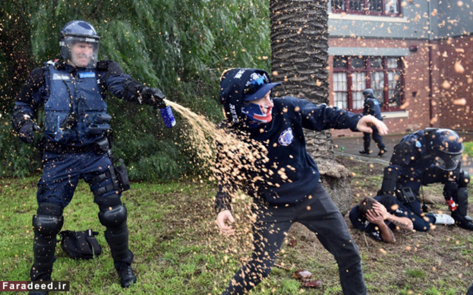 استفاده پلیس از اسپری فلفل مقابل معترضان در حومه شهر ملبورن، استرالیا