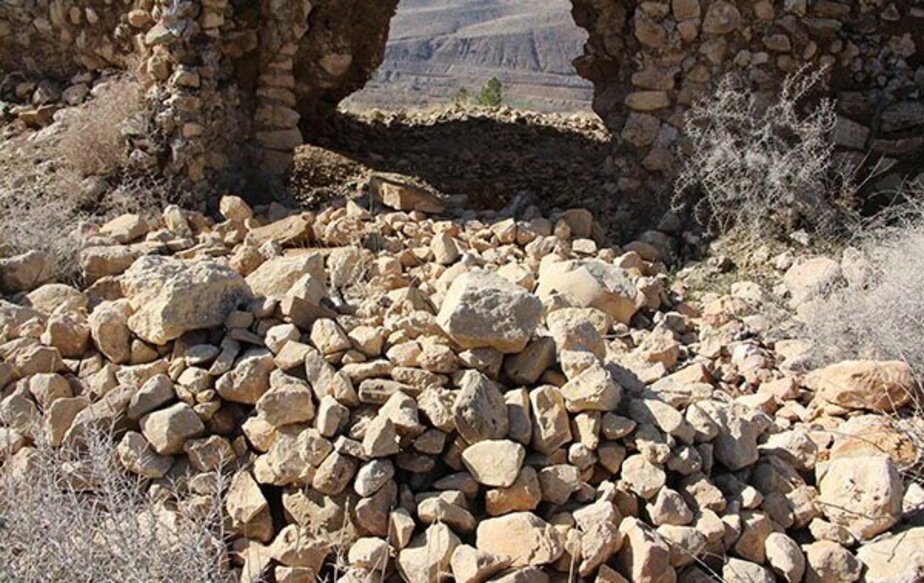 بخش‌هایی از این آتشکده فروپاشیده است 