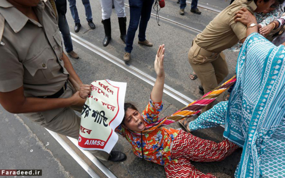 تظاهرات در اعتراض به تجاوز باندی به یک زن در ماشین 