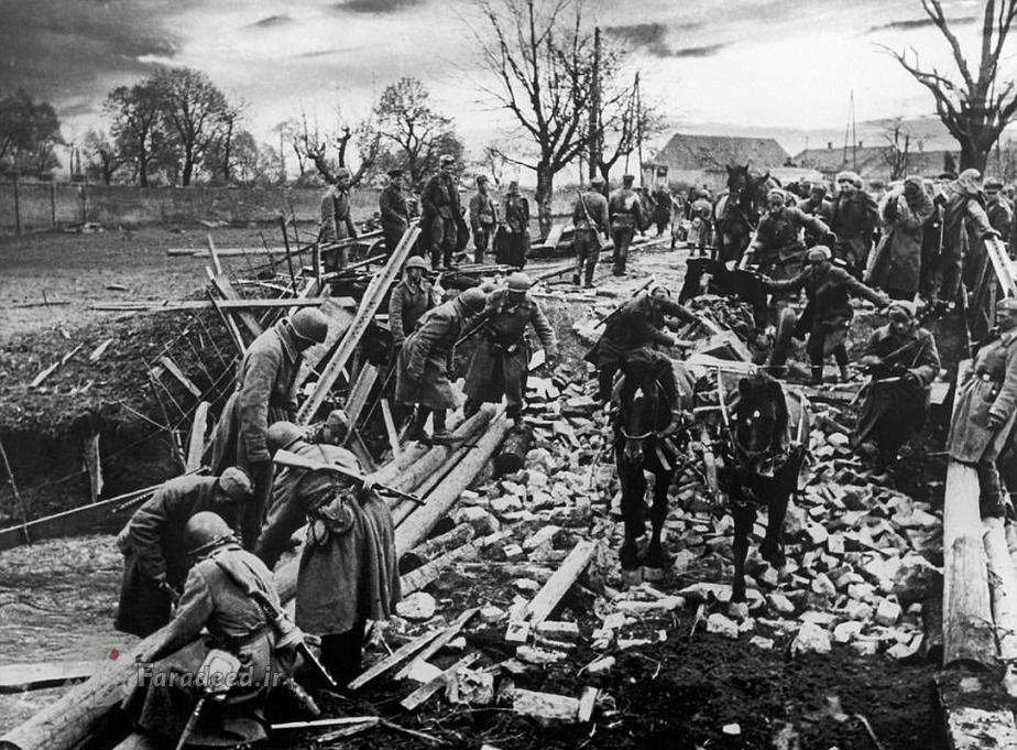 سربازان شوروی در حال عبور از رودخانه‌ای در بوداپست