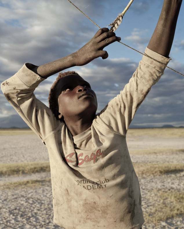 اسامه تست های کمان تازه ساخته شده را انجام می دهد