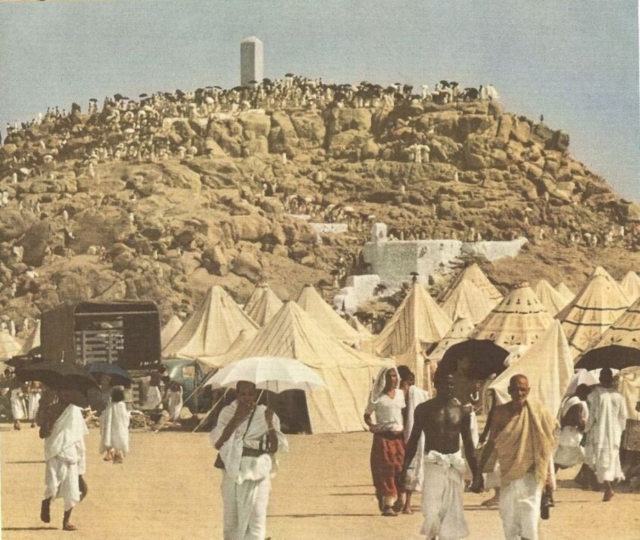 در صحرای عرفات چادرهايي ساده و در كنار كوه عرفه برپا می‌شد 