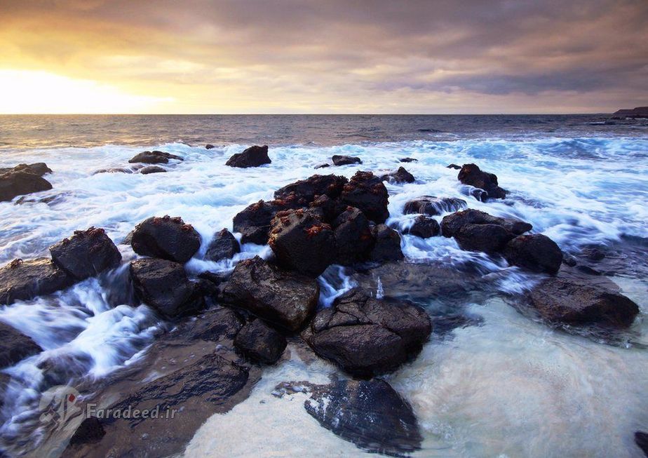 عکاس: چارلوت برت، تصویری از یک صبح دل انگیز در ساحل جزیره ماسکورا که از سنگ های آتشفشانی پوشیده شده است 