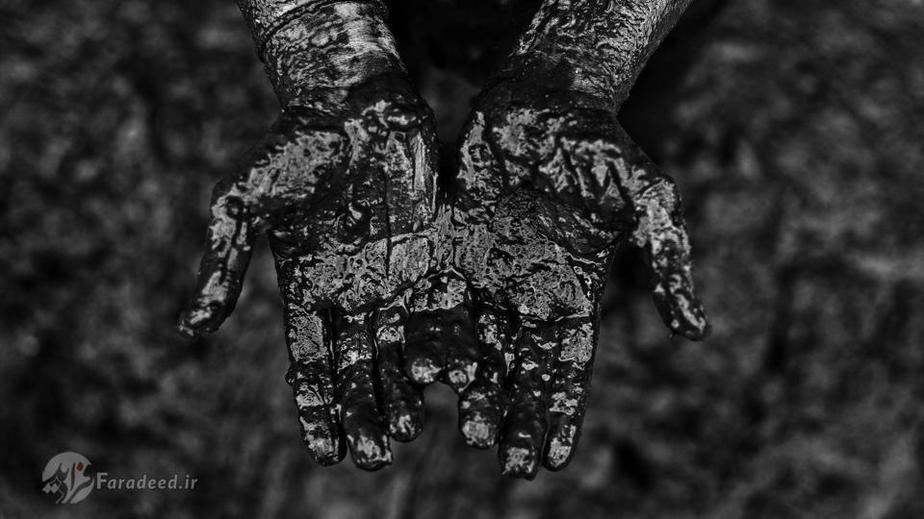 دستان یک کارگر تخلیه فاضلاب دهلی نو هنگام کار