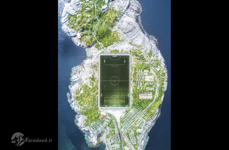 میدان فوتبال؛ جایزه سوم بخش مکان ها. نمایی از میدان فوتبال در 