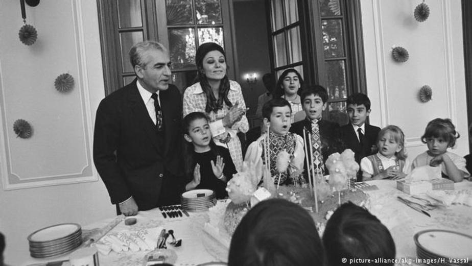 جشن تولد چهار سالگی علیرضا در کاخ نیاوران. شاه برای خاموش کردن شمعها به علیرضا کمک میکند