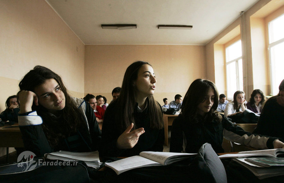 کوزوو (2007) دختر آلبانیایی در مدرسه ای در پریستینا به سوال معلم جواب می دهد. 