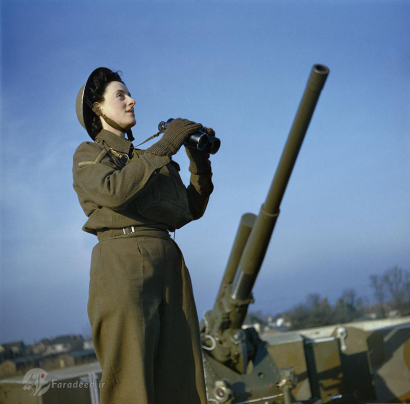 دیده بان زن ارتش بریتانیا در مقابل اسلحه ضدهوایی 3.7 اینچی در حال دیده بانی. دسامبر سال 1942
