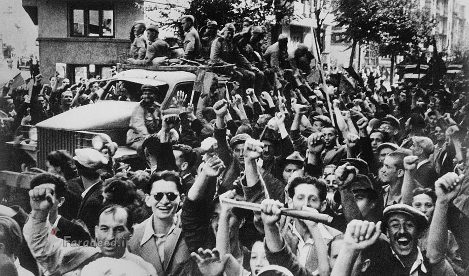 شهروندان رومانی در حال جشن گرفتن آزادی‌شان توسط شوروی – عکس‌های خالدی در راستای ماشین جنگ استالین بود. بر اساس اعلام موسسه بازجویی جرایم کمونیستی (IICCMER)، بین سال‌های 1945 تا 1989، نزدیک به دو میلیون نفر در رومانی کشته، زندانی، اخراج، آواره و یا به نحوی قربانی شدند