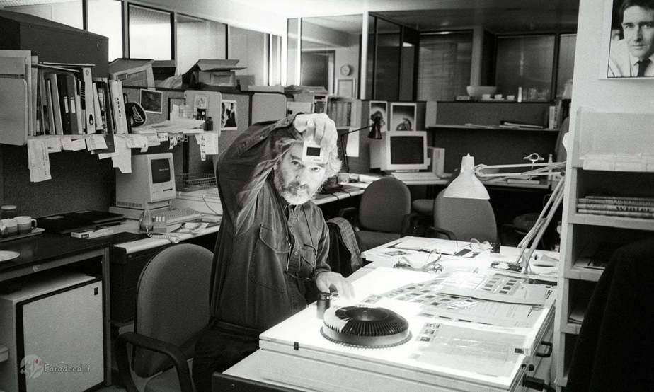 تونی مک‌گراث در دفتر روزنامه در حدود سال 1992. 