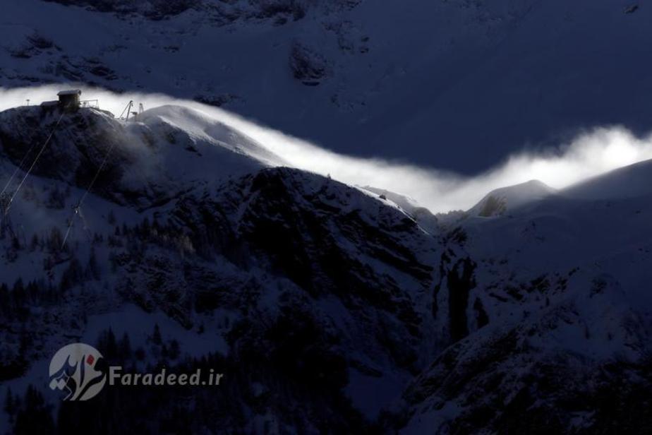 وزش باد در کوهستان Engstligenalp در سوئیس برف را همچون گرد از زمین بلند می کند.