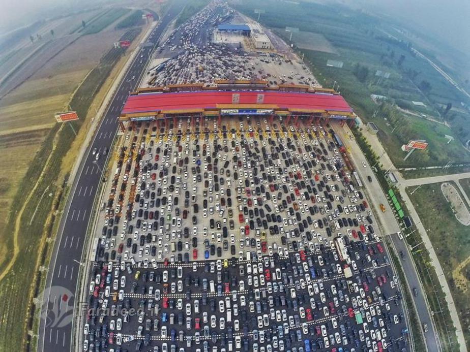 ماشین ها در ترافیک سنگین گیر افتاده اند. ترافیک ناشی از هجوم مردم برای تعطیلات ملی طولانی مدت چین است.