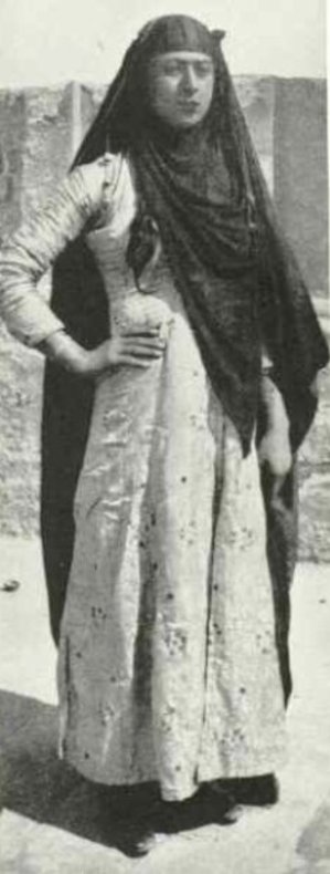 زنی از قوم بختیاری-غرب اصفهان 