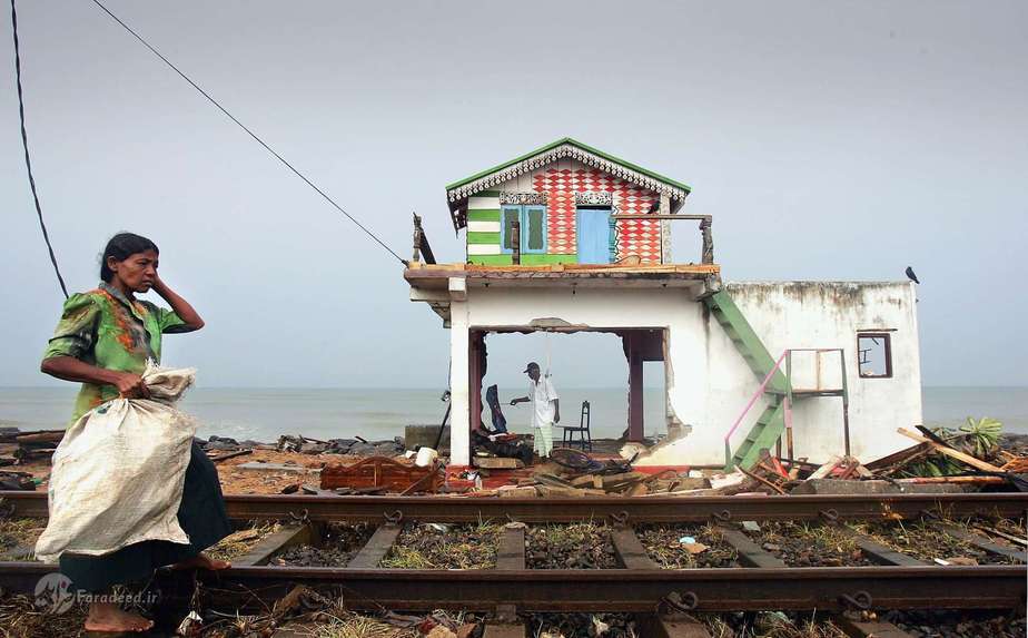 2004- سونامی در اقیانوس هند یک زن و شوهر در حال بررسی بقایای خانه‌شان در ساحل کولومبوی سریلانکا. یک سونامی عظیم بخش‌های ساحلی کشور را در برگرفت. بیش از 30 هزار نفر در این فاجعه کشته و 1.5 میلیون نفر بی‌خانمان شدند.