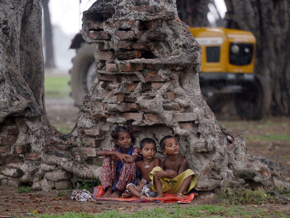 کودکان هندی در باران شدید