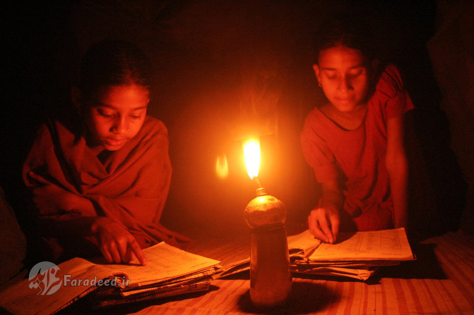 بنگلادش درس خواندن زیر نور چراغ در روستای نتروک 