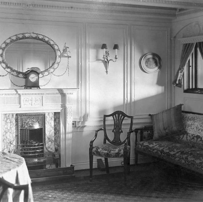 اتاق نشیمن کابین لوکس: سوئیت‌های پارلور، مجلل‌ترین سوئیت‌های کشتی تایتانیک بودند که دارای شومینه و اتاق‌های نشیمن خصوصی بودند. فقط چهار سوئیت پارلور در کشتی تایتانیک وجود داشت و قیمت بلیت آن‌ها ۴۳۵۰ دلار (۱۱۵۰۶۰ دلار امروز) بود