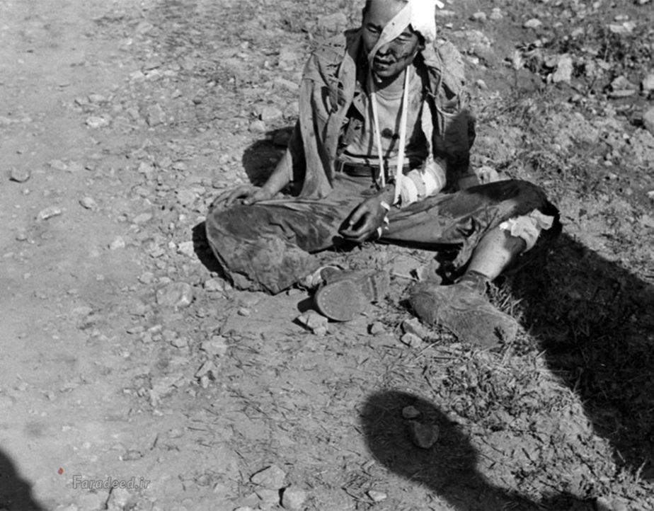 مجروح جنگی کره شمالی در حالیکه خود را روز زمین می کشد به نیروهای امریکا برخورد میکند.