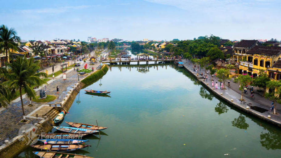 Hoi An در مرکز ویتنام ۸۰۰ ساختمان چوبی متعلق به قرن ۱۶ و ۱۷ دارد، اما متاسفانه ممکن است بر اثر سیل این شهر به زیر آب رود