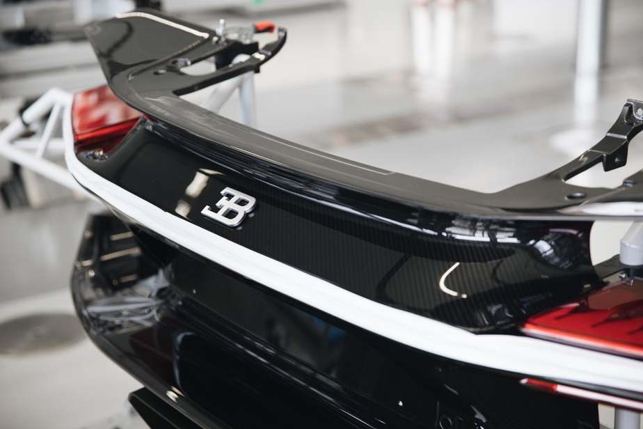 سپر عقب بوگاتی شیرون در اینجا دیده می‌شود 