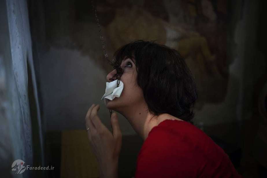 زنی که زنجیر زنگ را با دهانش بسته است