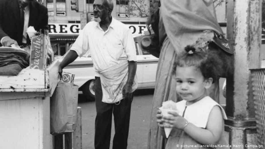 عکسی از کامالا هریس دوساله در سفر خانوادهاش به نیویورک در محله سیاهپوستنشین هارلم