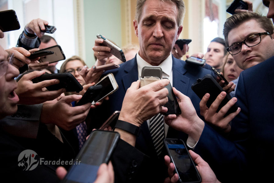 جف فلاکن با خبرنگاران پس از دیدار با میچ مک کانل، رهبر اکثریت مجلس سنا، درباره نامزدی برت کوانو صحبت می‌کند و خبرنگاران با گوشی‌های خود صدای او را ضبط می‌کنند