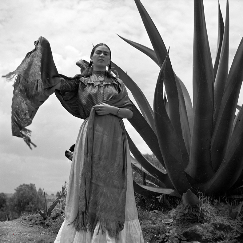 فریدا خالو (Artist Frida Kahlo ) در کنار کارخانهای در سال 1937. او هنرمند و بازیگر دهههای دور سینما بود.