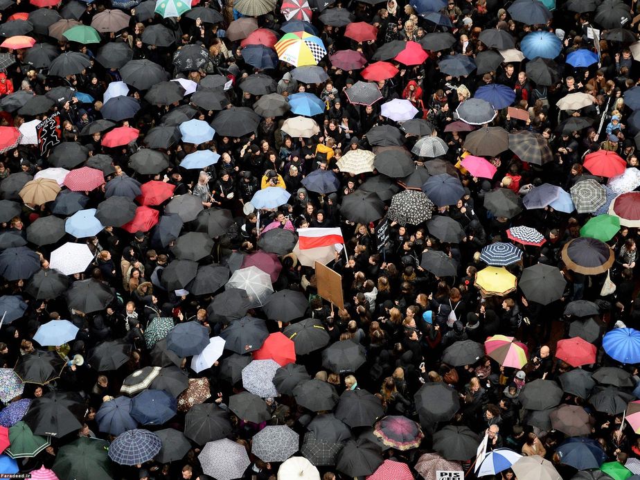 تظاهرات سراسری در ورشو علیه قانون منع سقط جنین