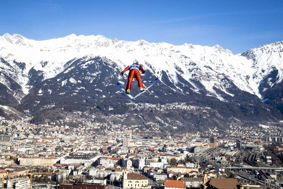 اسکی باز کانادایی Nathaniel Mah مشغول تمرین در اتریش. وی خود را برای پرش نوردیک ترکیبی Nordic Combined در مسابقات قهرمانی FIS Nordic World Ski آماده می کند. 