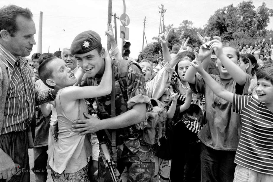 1999- دخالت نظامی ناتو در کوزوو مردم در حال خوش‌آمد گویی به نیروهای ناتو در آستانه ورود به کوزوو در ماه ژوئن. ورود این نیروها سبب بازگشت آلبانیایی تبارها به شهر شد که با ورود سربازان یوگوسلاوی به رهبری صربستان از آنجا فرار کرده بودند.