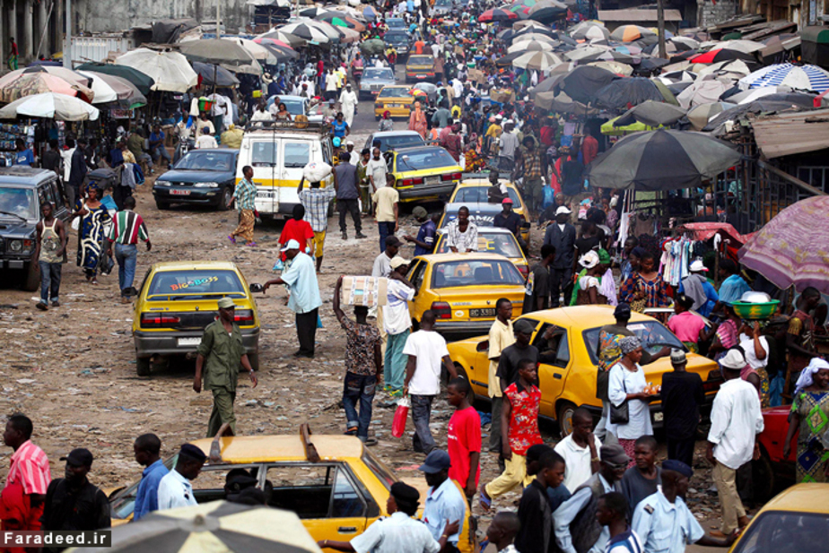 گینه نو نهمین کشور فقیر جهان کشوری غنی از منابع با درآمد پایین‌ است. در حدود 40 درصد از جمعیت کشور در فقر به سر می‌برند. کمبود فرصتهای شغلی رسمی برای جمعیت جوان جویای کار یکی از مهمترین دلایل فقر در این کشور قلمداد می‌شود. درآمد سرانه در این کشور 1388 دلار است.