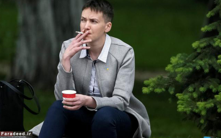 خلبان اوکراینی، نادیا ساوچنکو پیش از اولین جلسه خود در پارلمان