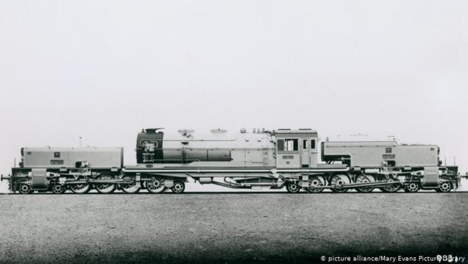 لوکوموتیو راه آهن سراسری ایران. تاریخ: ۱۹۴۰ میلادی