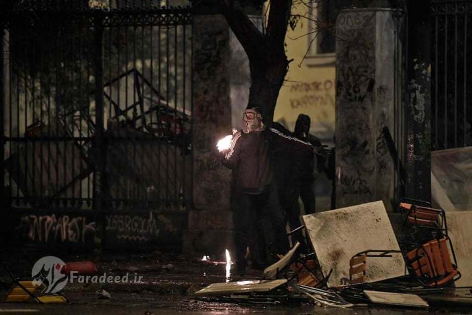 معترضان برای پرتاب یک کوکتل مولوتوف جلوی ورودی دانشگاه صنعتی آتن آماده می‌شوند. (برای گرامیداشت یاد دانشجویان معترضی که در سال ۱۹۷۳ در جریان اعتراض به سیاست‌های ایالات متحده آمریکا کشته شدند)