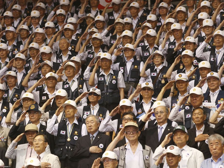 سربازان پیر در مراسم ادای احترام به مناسبت سالگرد وقوع جنگ کره در سئول