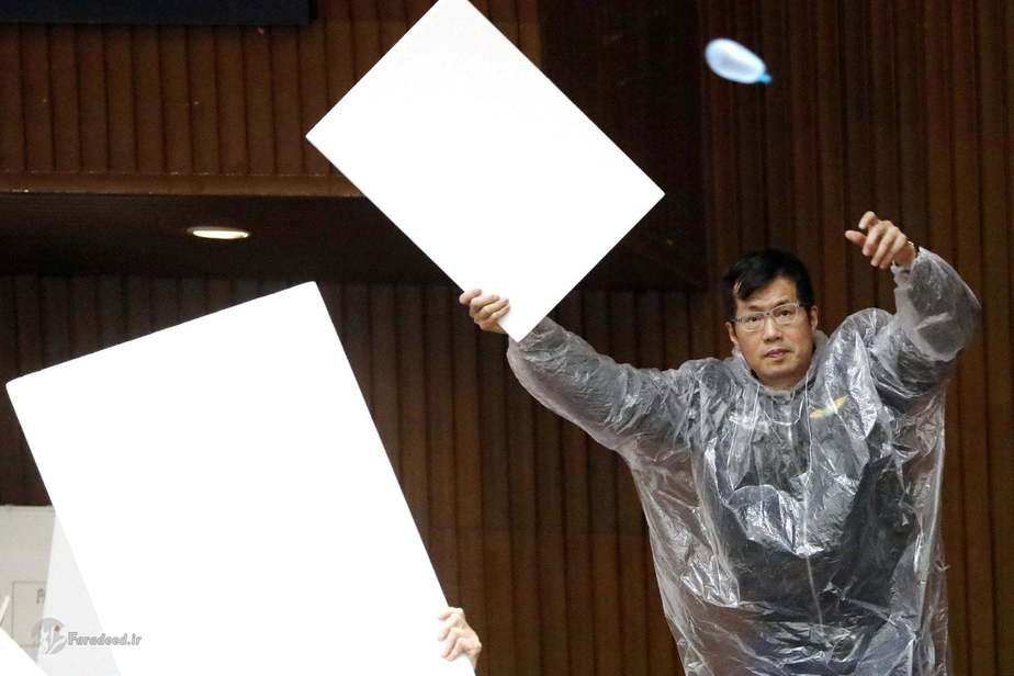 نمایندگان به سمتِ هم کیسه‌های آب پرتاب می‌کنند. عکاس: Ann Wang/Reuters 