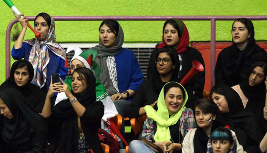 حضور زنان در ورزشگاه 12 هزار نفری آزادی