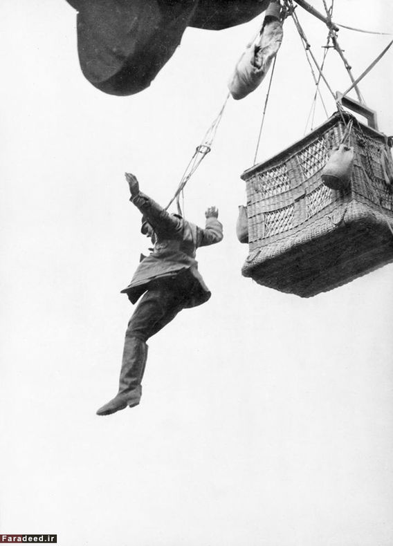 خلبان آلمانی بالون با چتر نجات به پائین می پرد. سال 1916