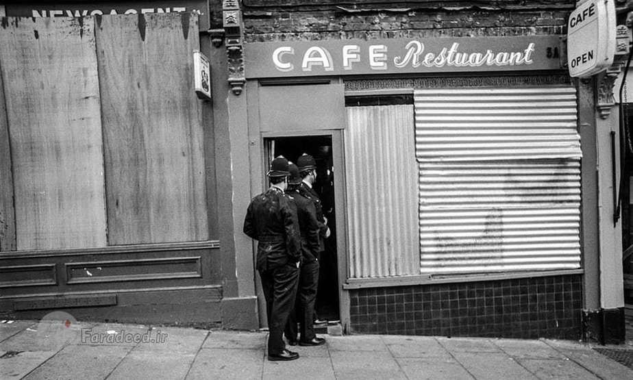 پلیس در حال ورود به کافه ای که معترضان از پشت بام آن کوکتل مولوتف پرتاب می کردند.